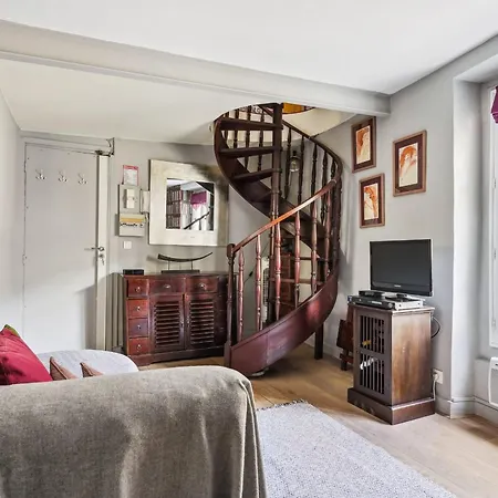 Authentic Duplex Overlooking The National Archives Apartment